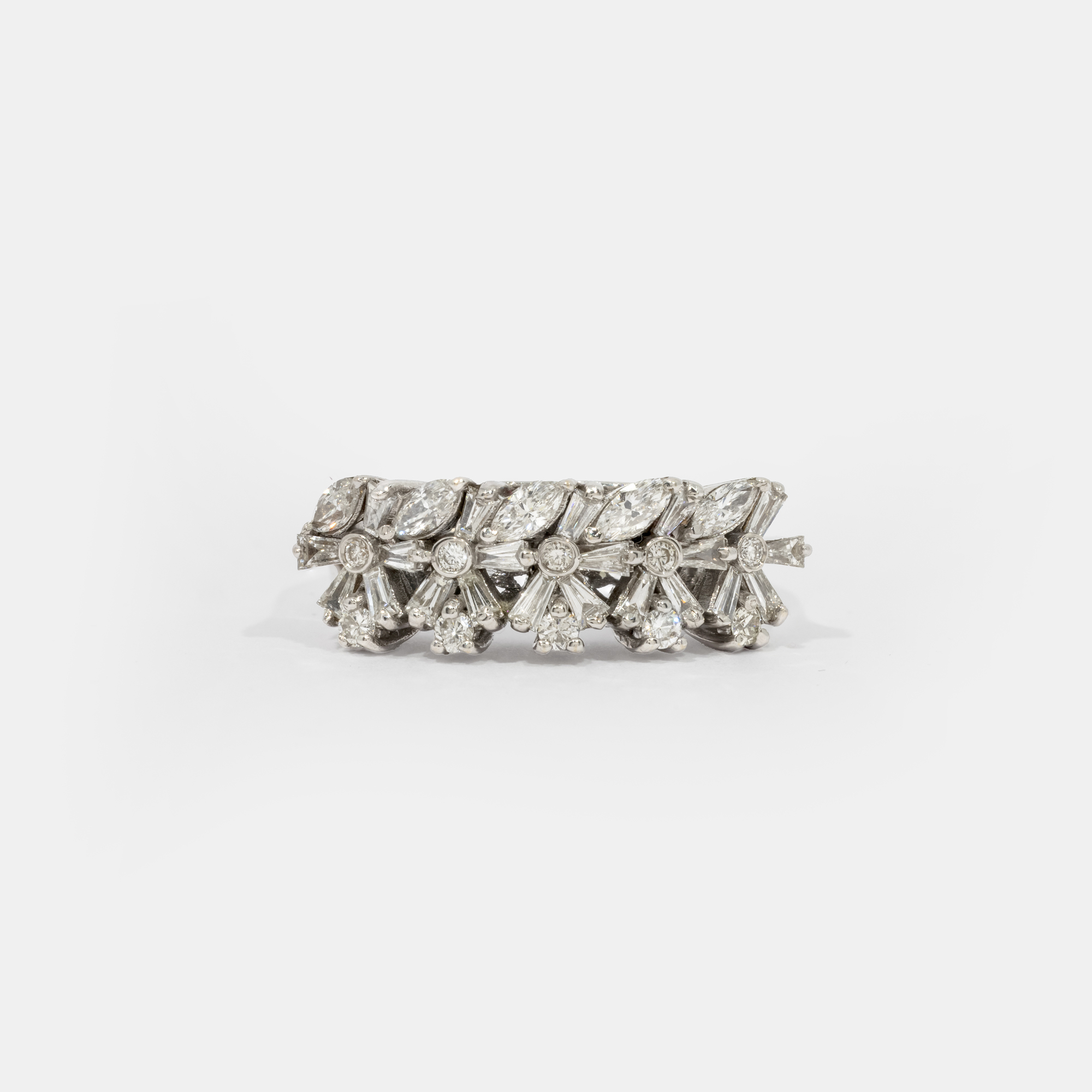 White gold ring, adorned with diamonds