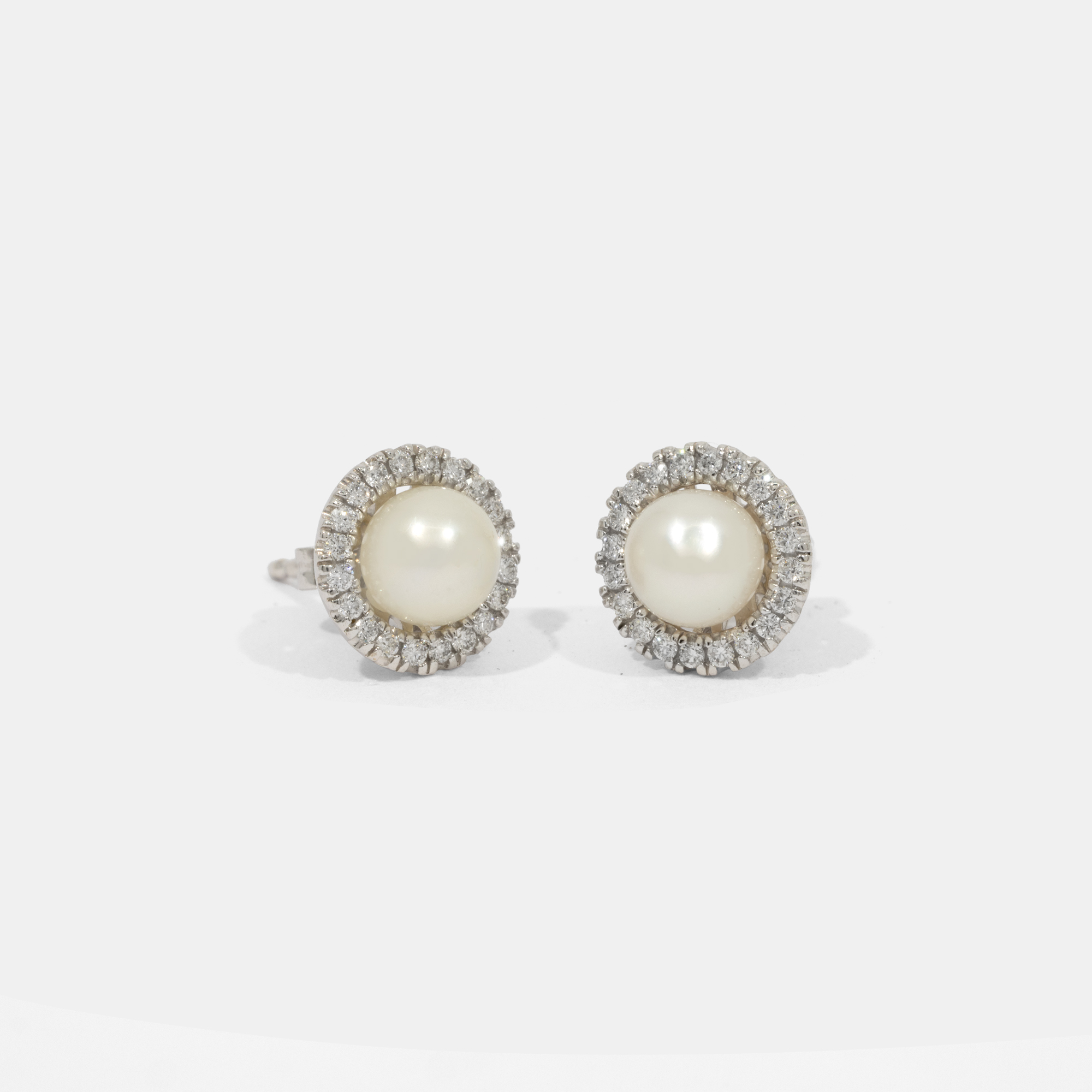 Pair of white gold earrings, decorated with diamonds and pearls