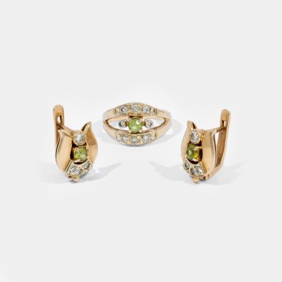Set consisting of a pair of earrings and a ring, made of red gold, decorated with diamonds and peridots