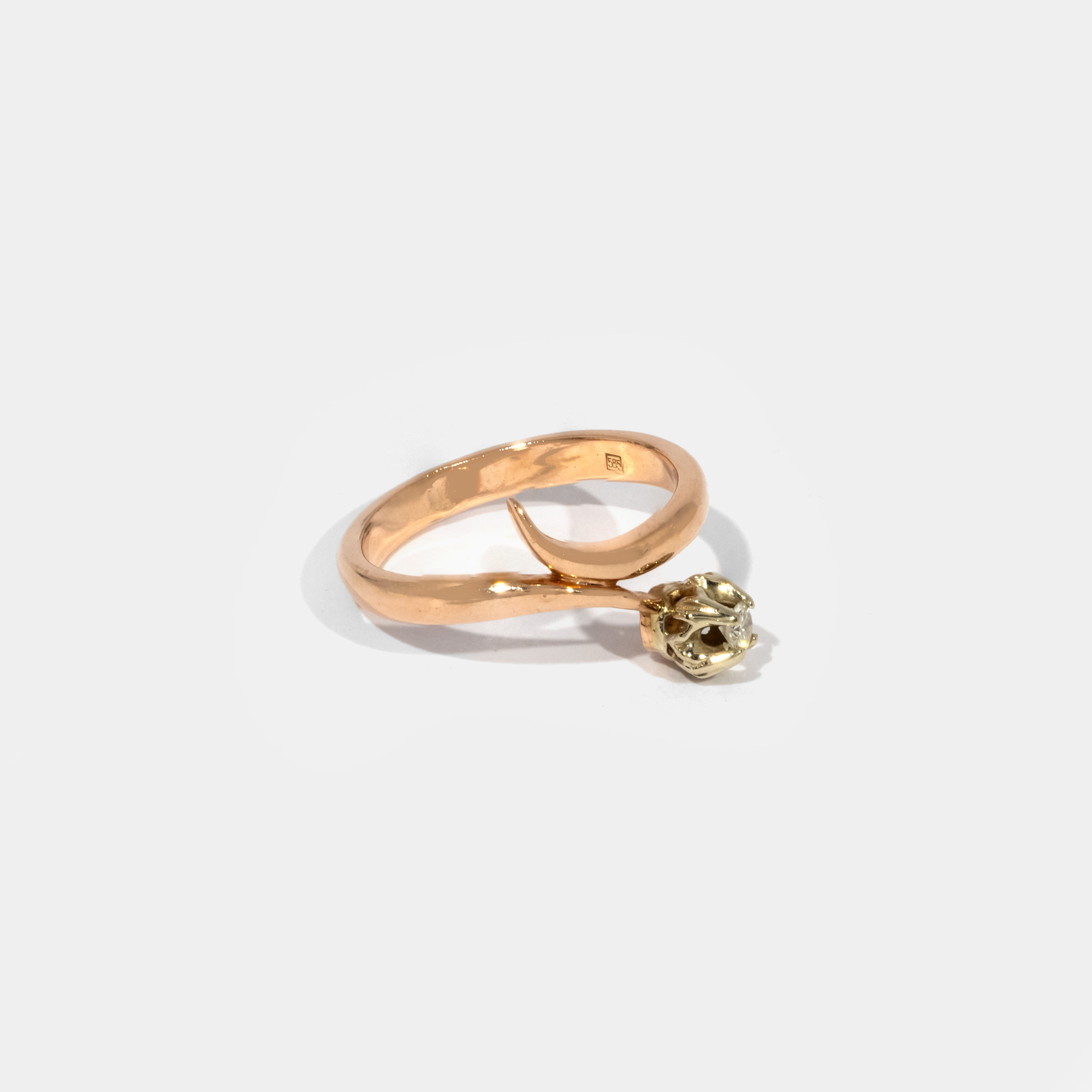 White and pink gold ring, decorated with solitaire diamond