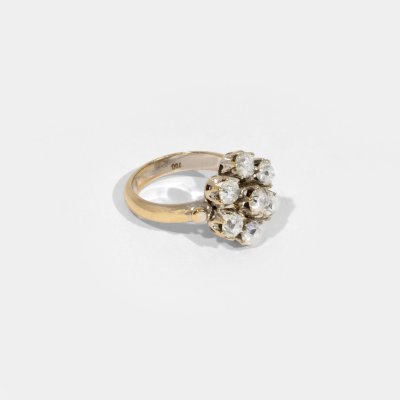 White gold ring in the shape of a flower, decorated with diamonds