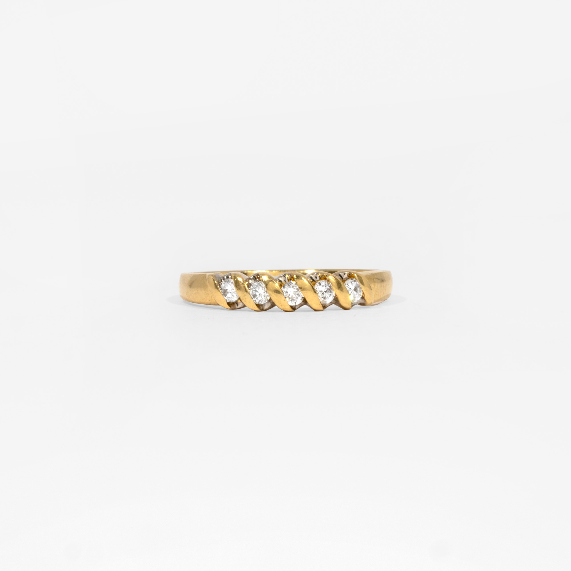Gold ring, decorated with diamonds