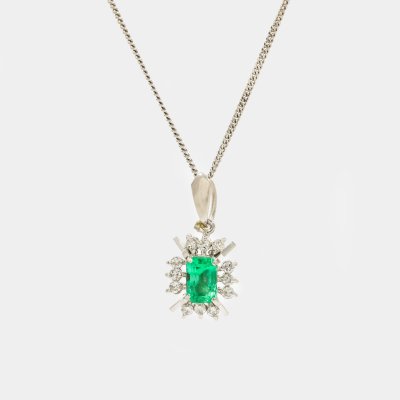 Lanț cu pandantiv din aur alb și platină, decorat cu smarald și diamante 