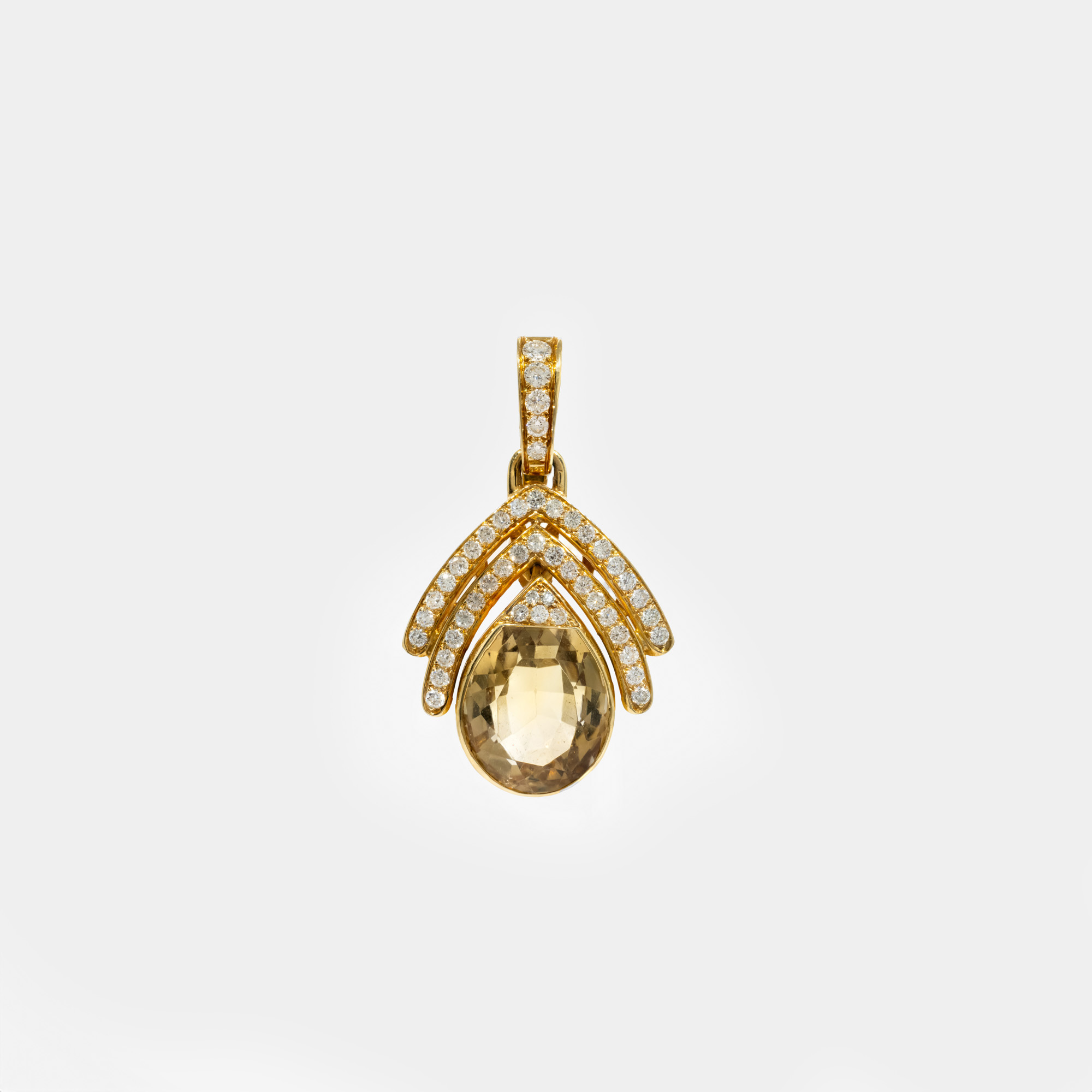 Gold pendant decorated with citrine and diamonds