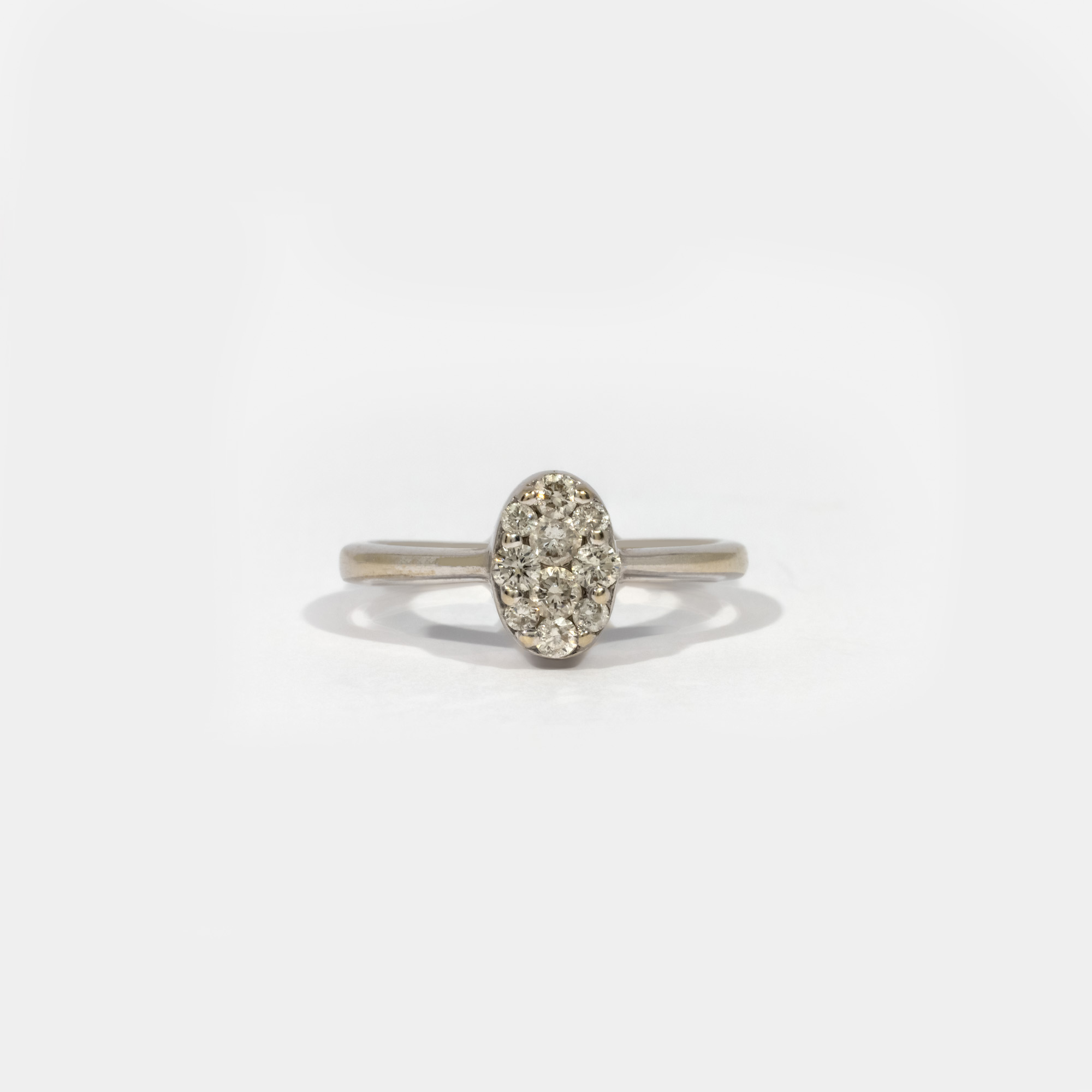 White gold ring, decorated with diamonds, accompanied by gemological certificate