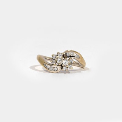 White gold ring, decorated with diamonds arranged in a floral pattern
