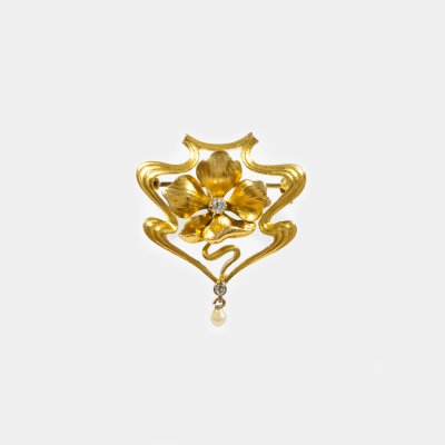 Art Nouveau bicolor gold brooch, decorated with diamonds and pearl
