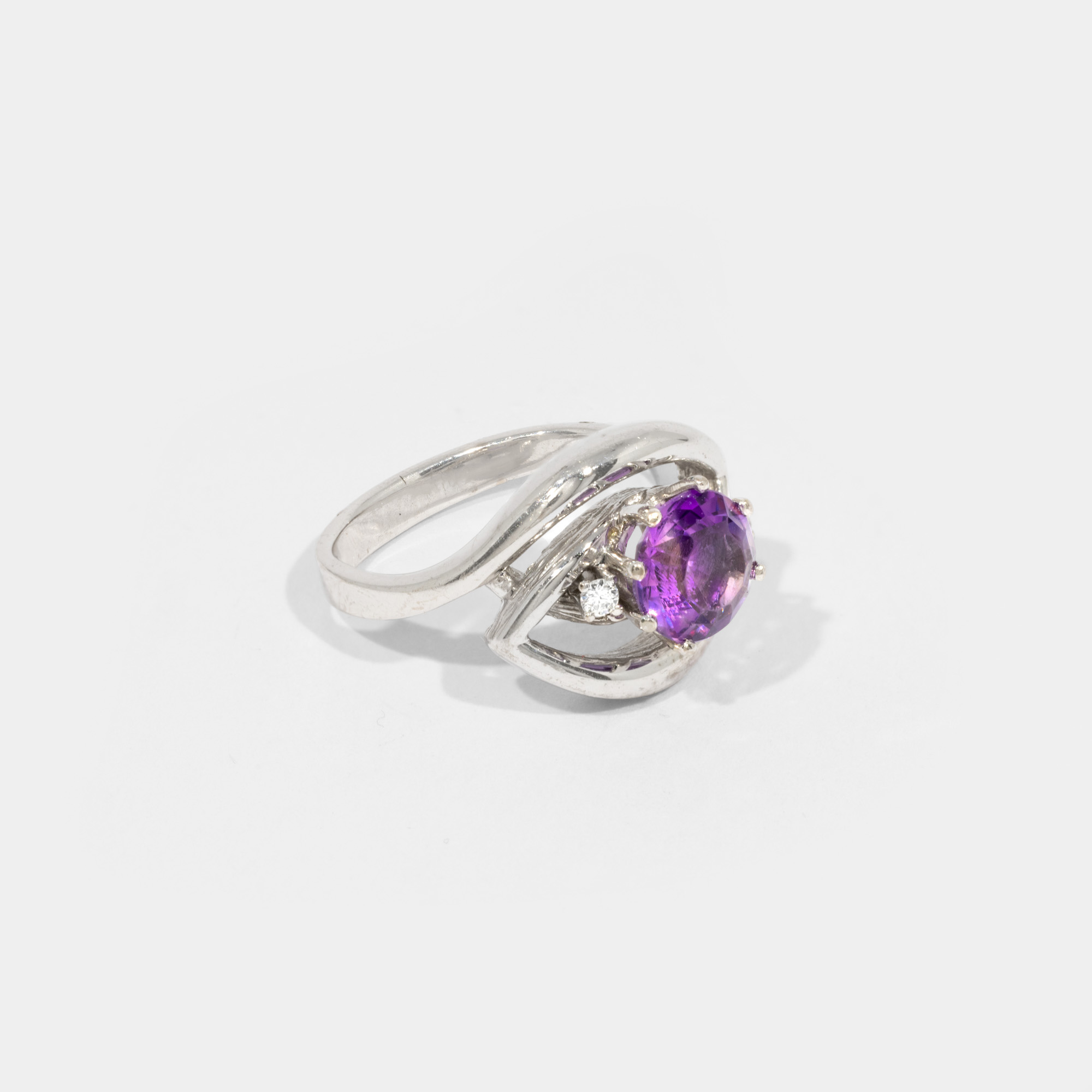 "Cat's eye" - White gold ring, decorated with amethyst and diamonds