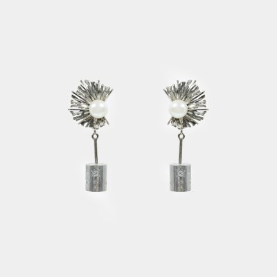 Pair of white gold earrings, decorated with diamonds and pearl