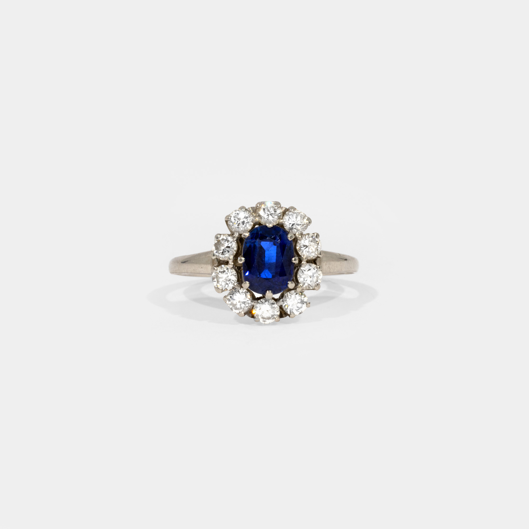 Inel din platină, decorat cu safir și diamante