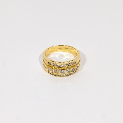 Gold ring, decorated with three rows of diamonds