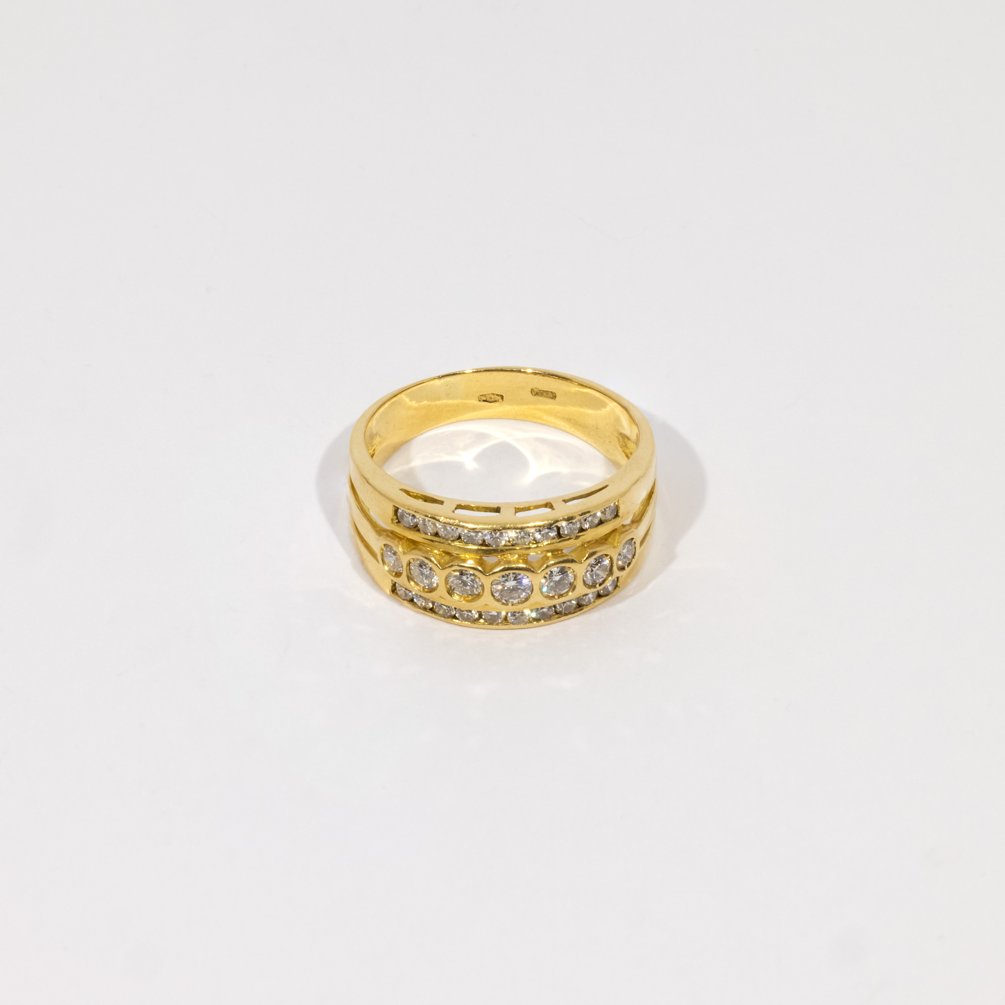 Gold ring, decorated with three rows of diamonds