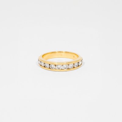 Gold ring, decorated with a row of diamonds