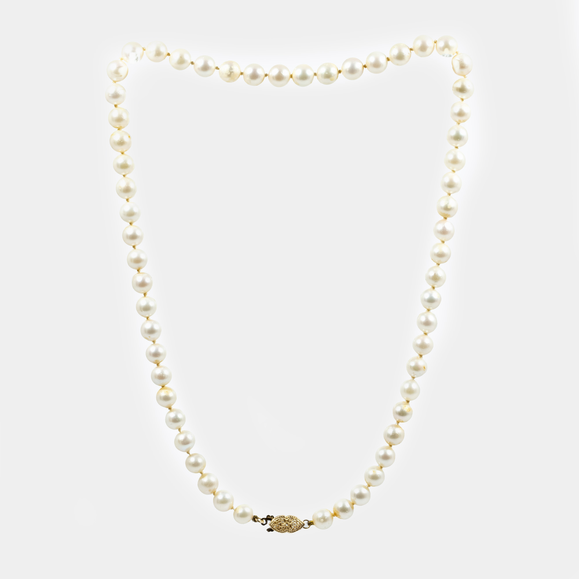 Akoya pearl necklace, decorated with gold clasp, accompanied by additional gemological certificate
