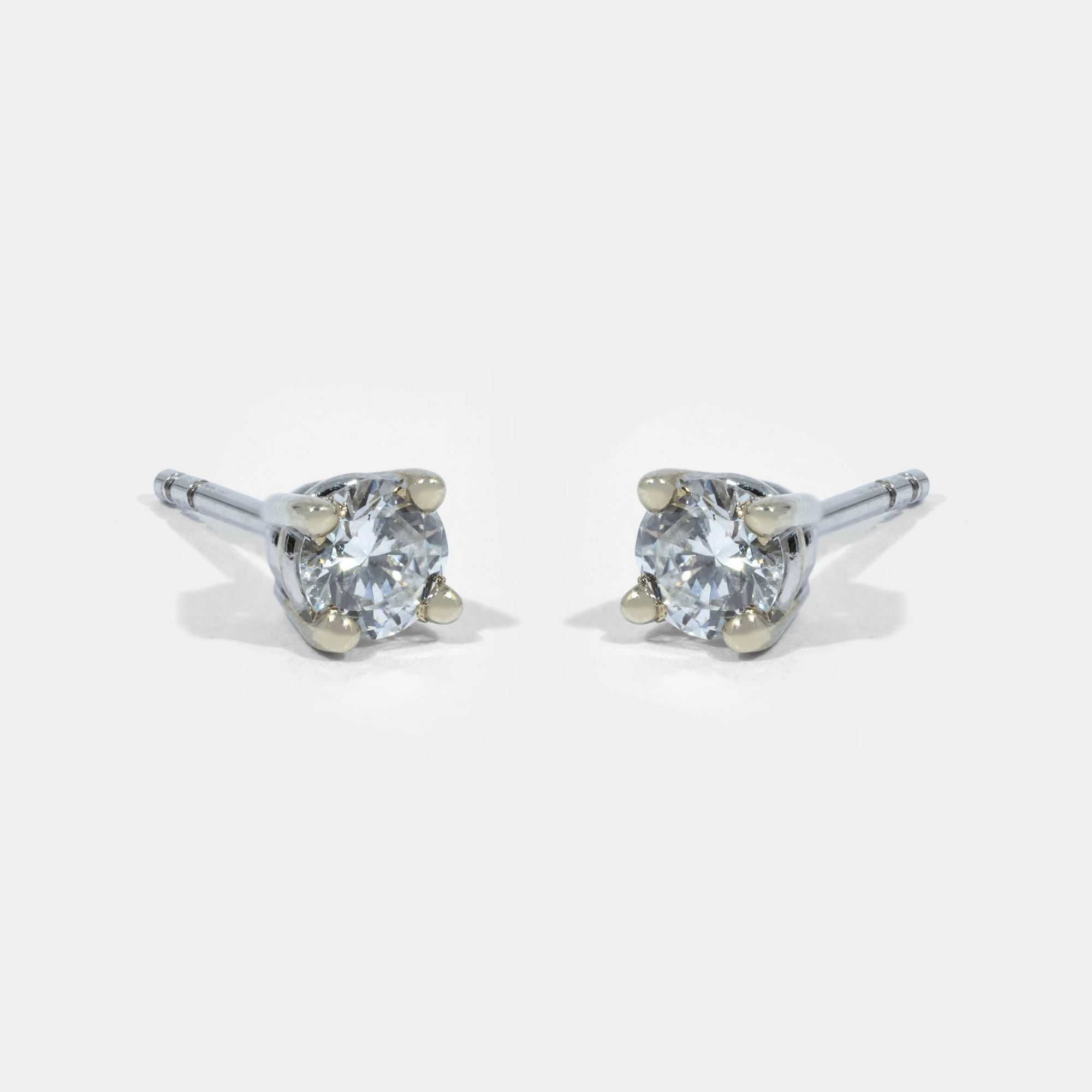 Pair of white gold earrings, decorated with diamonds, accompanied by additional gemological certificate