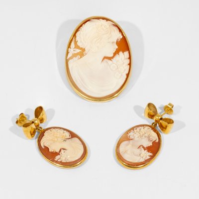 Gold and cameo set, consisting of a pair of earrings and pendant, decorated with muses