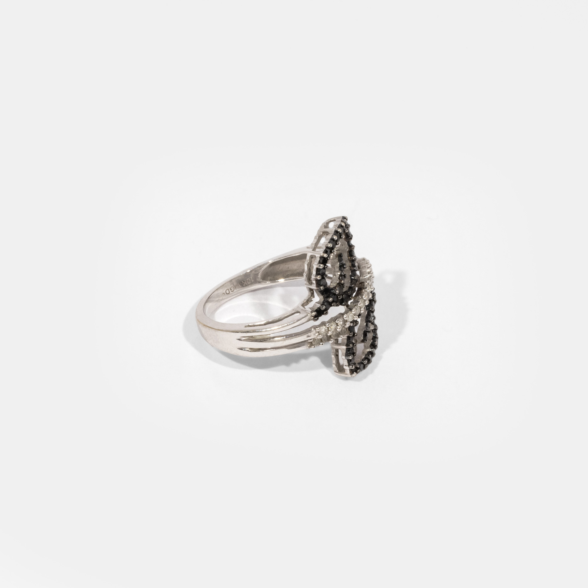 White gold ring in the shape of leaves, decorated with white and black diamonds