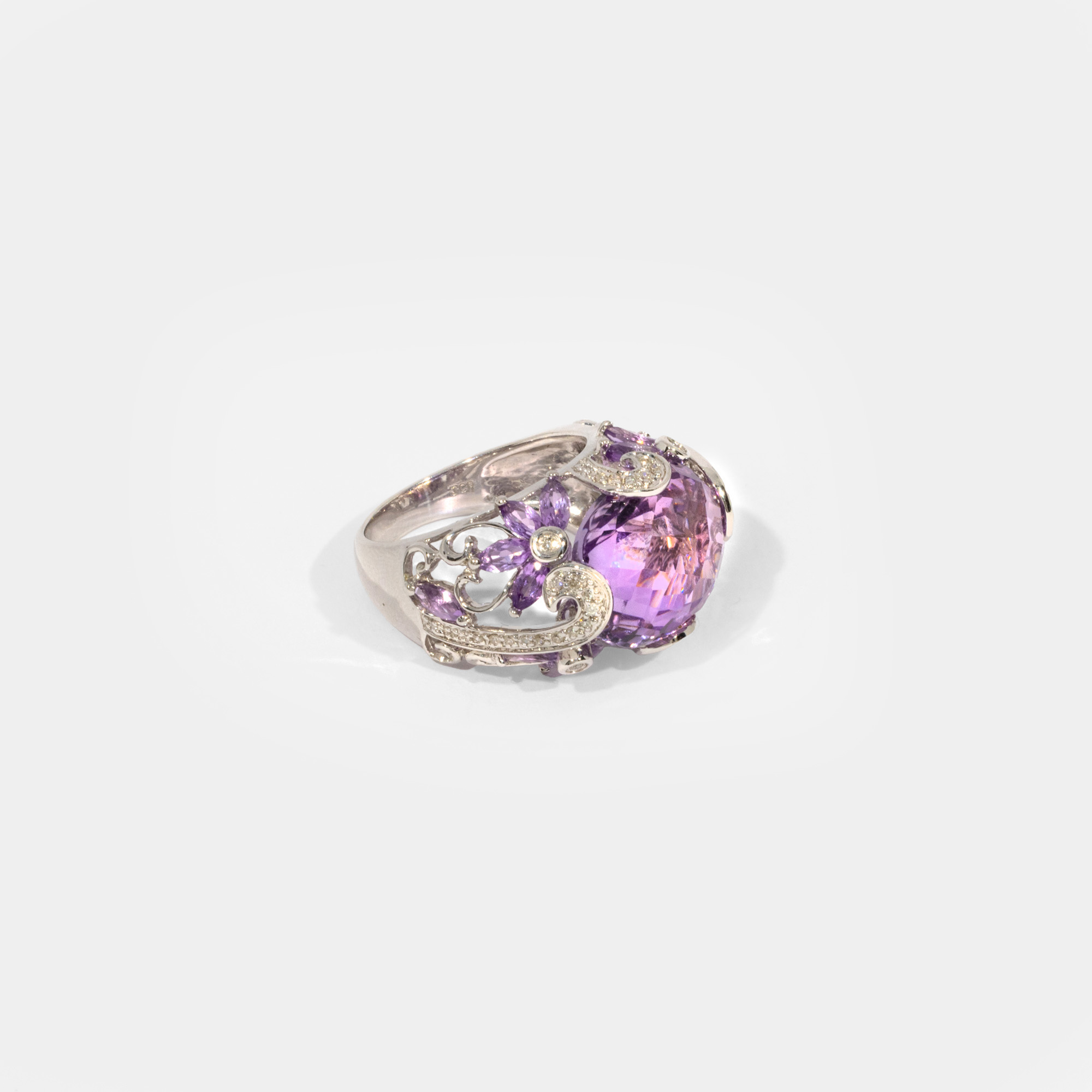 Spectacular white gold ring, decorated with diamonds and amethysts