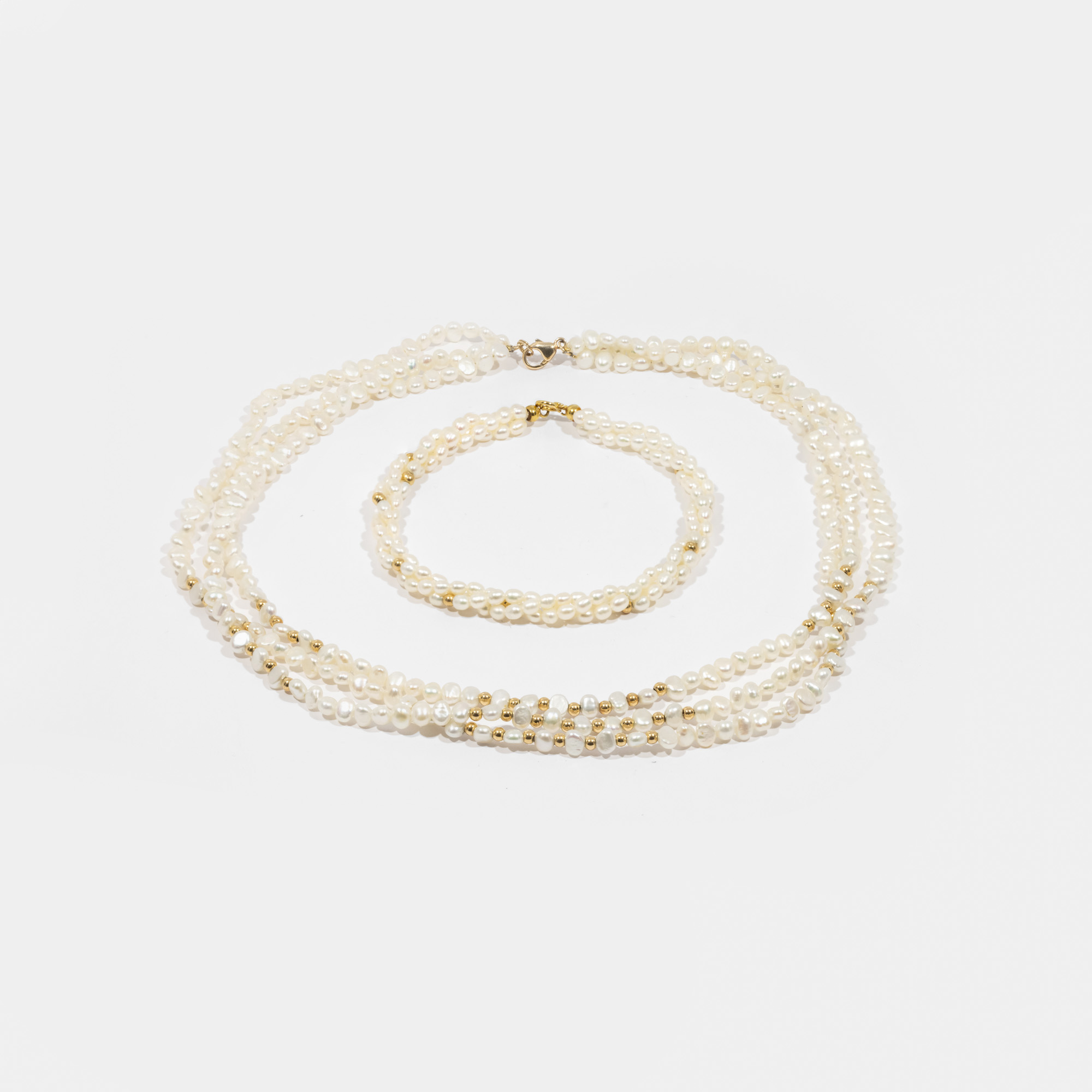 Pearl bracelet and necklace set, decorated with gold clasps
