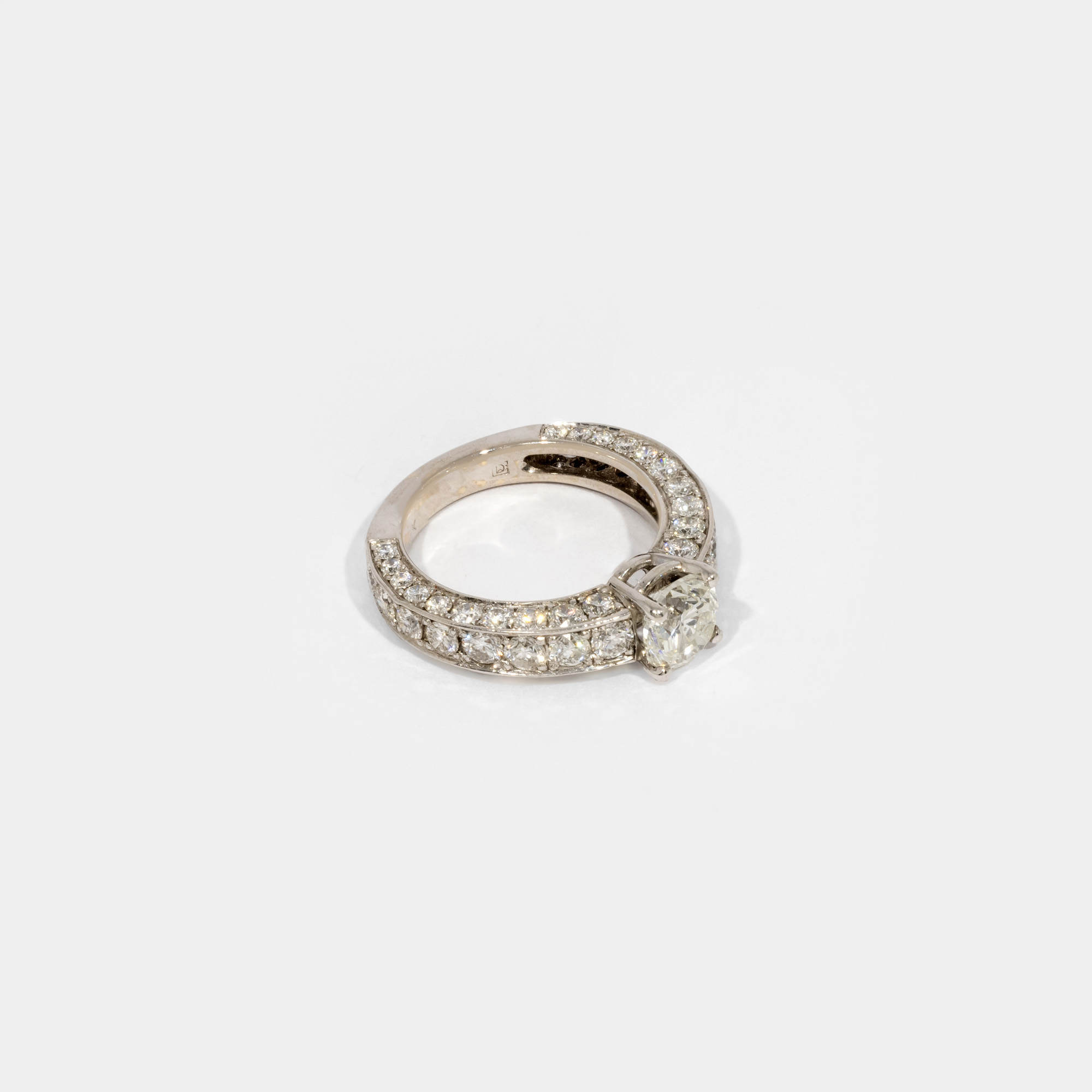 White gold ring, decorated with central diamond, surrounded by diamonds, accompanied by an additional gemological certificate