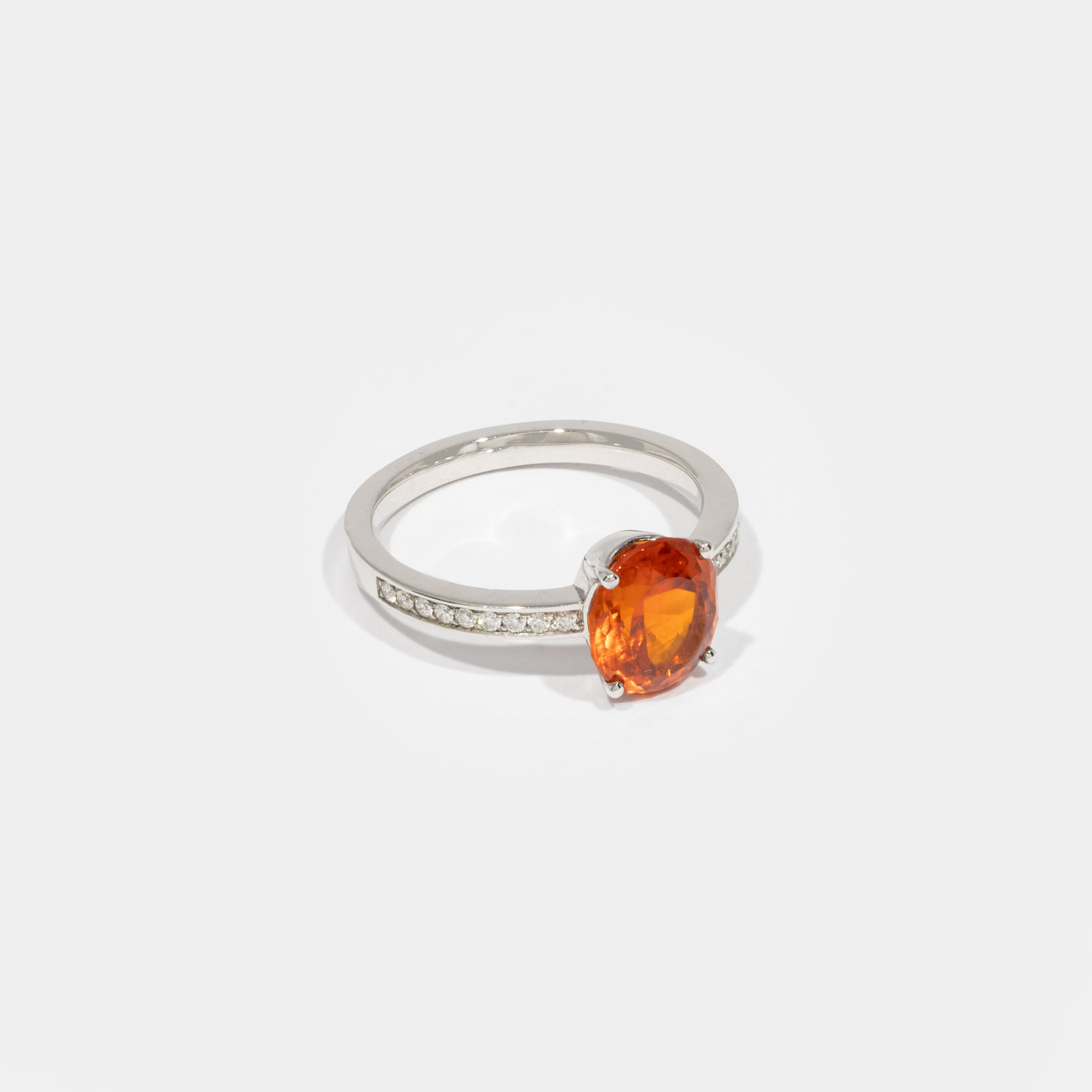 White gold ring, decorated with garnet and diamonds, accompanied by an additional gemological certificate
