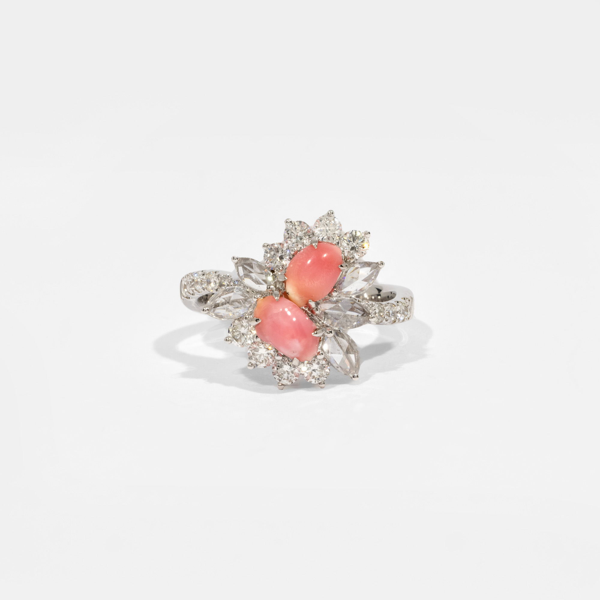 White gold ring, decorated with Conch pearls and diamonds, accompanied by additional gemological certificate