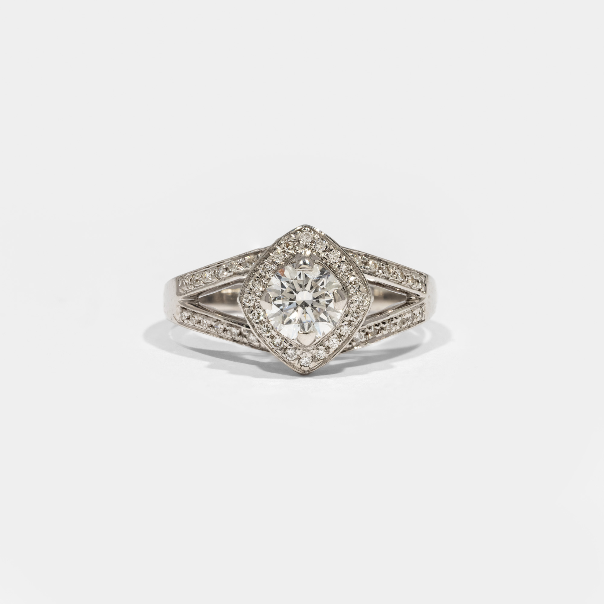 Mauboussin white gold ring, decorated with diamonds, accompanied by a certificate of authenticity, GIA gemological certificate for the central diamond, and an additional gemological certificate