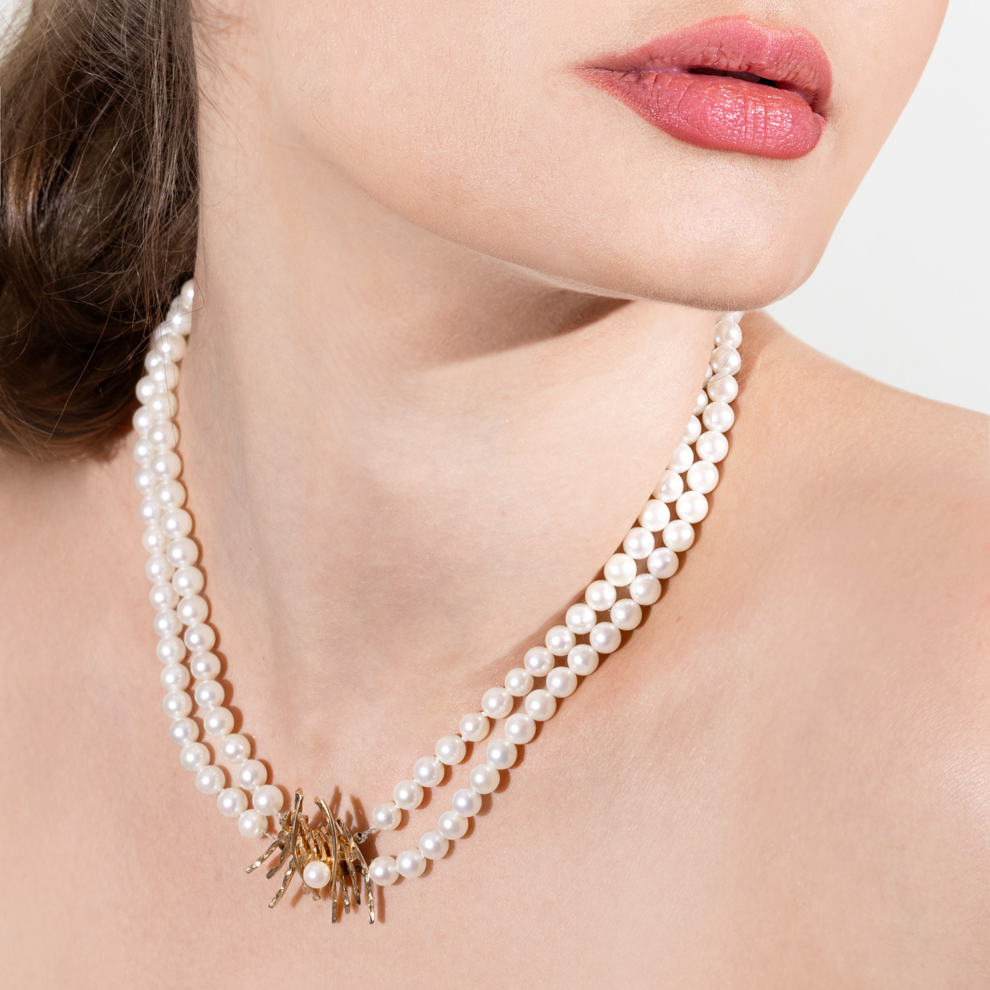 Ole Lynggaard pearl necklace, decorated with a gold pendant, accompanied by an additional gemological certificate