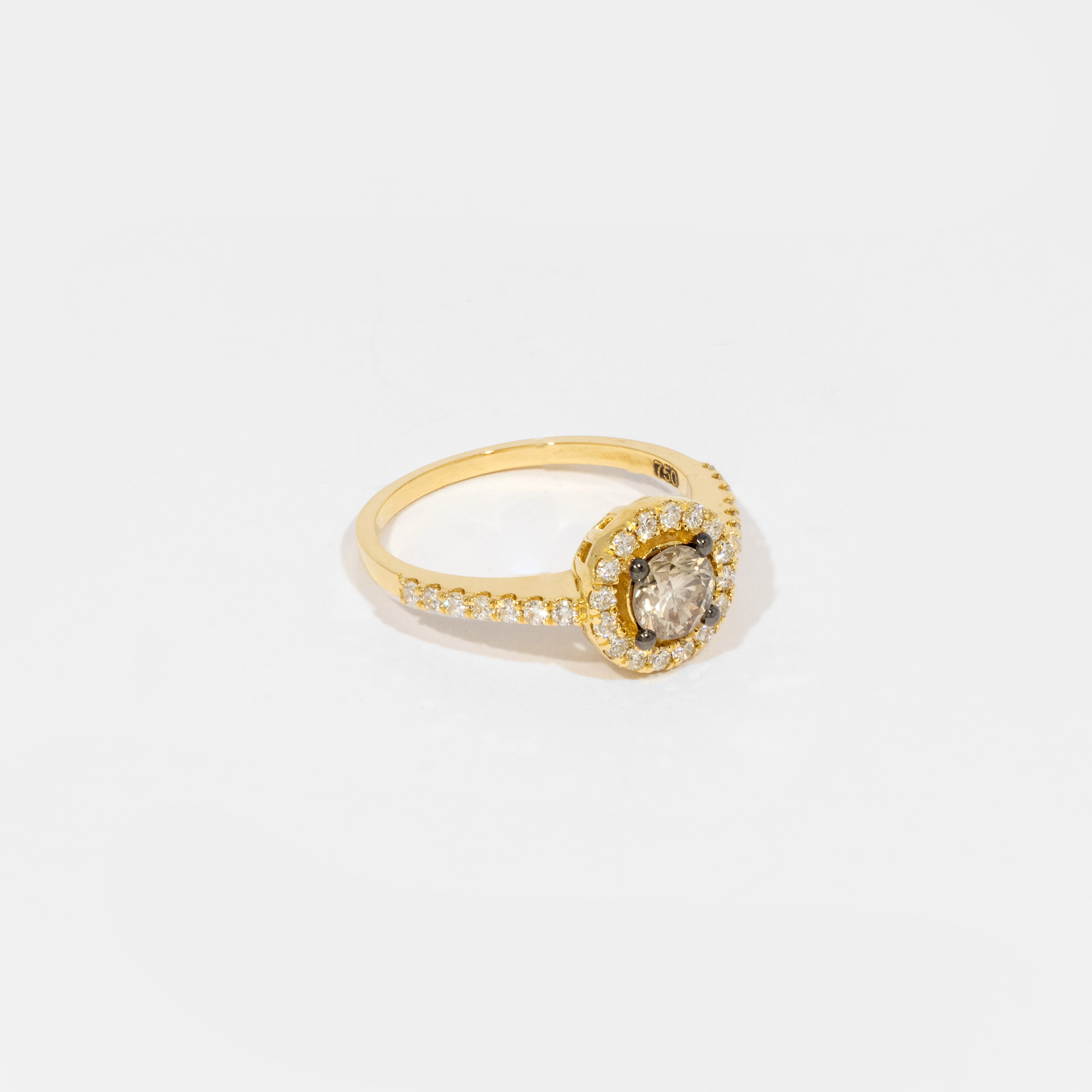 Gold ring decorated with fancy diamonds, accompanied by an additional gemological certificate