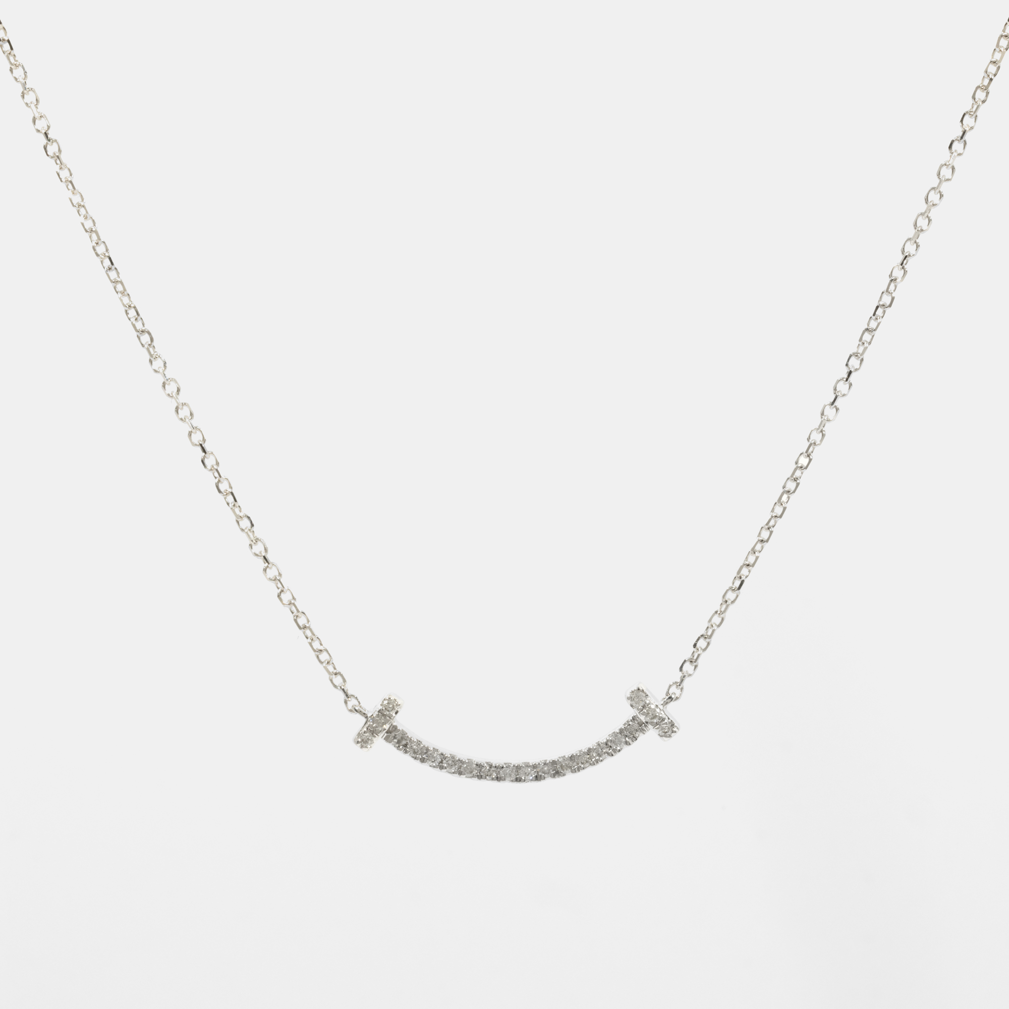 White gold necklace, decorated with diamonds