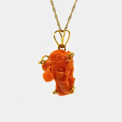 Gold chain with pendant, decorated with a sculpted coral portraying a female face