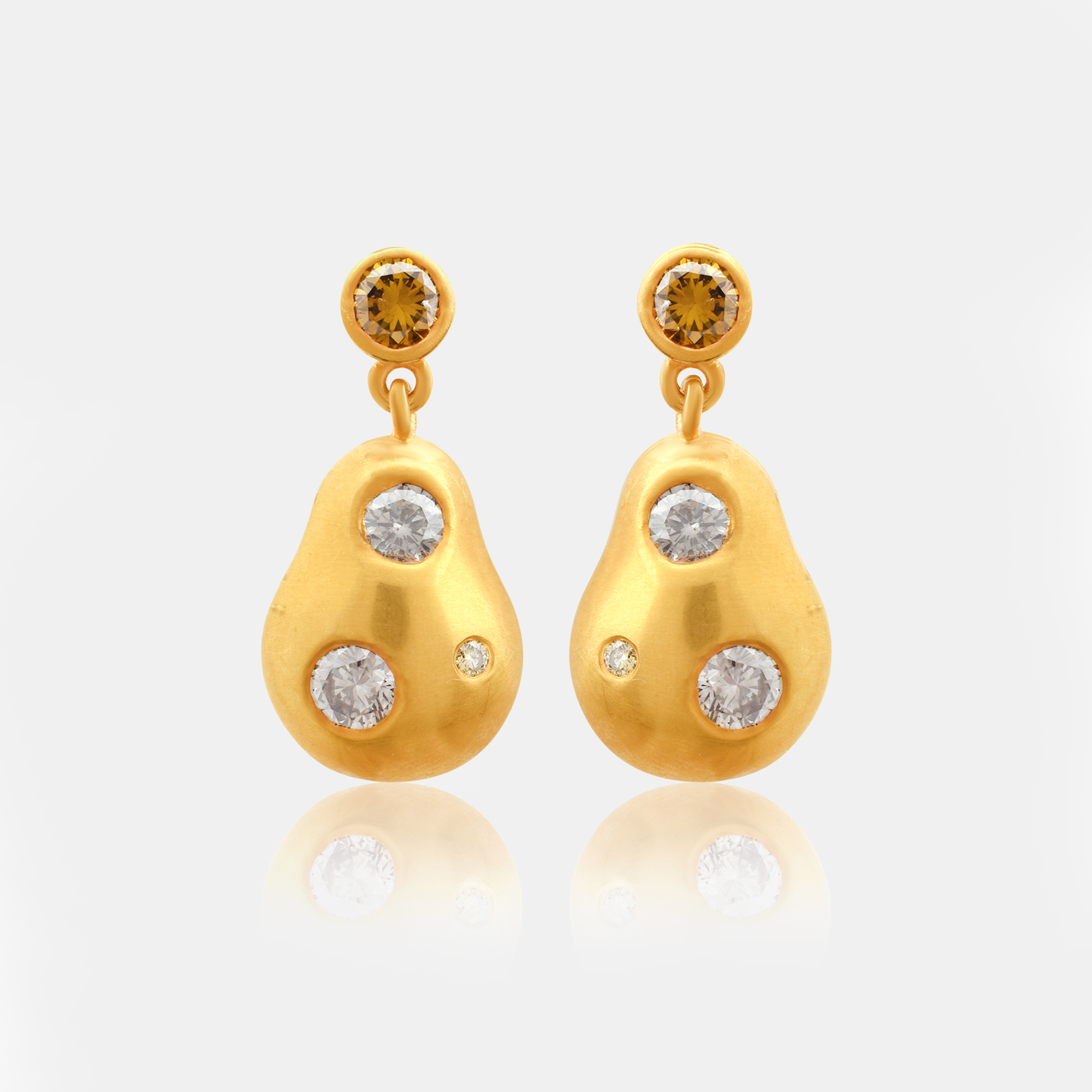 Pair of gold earrings, decorated with diamonds