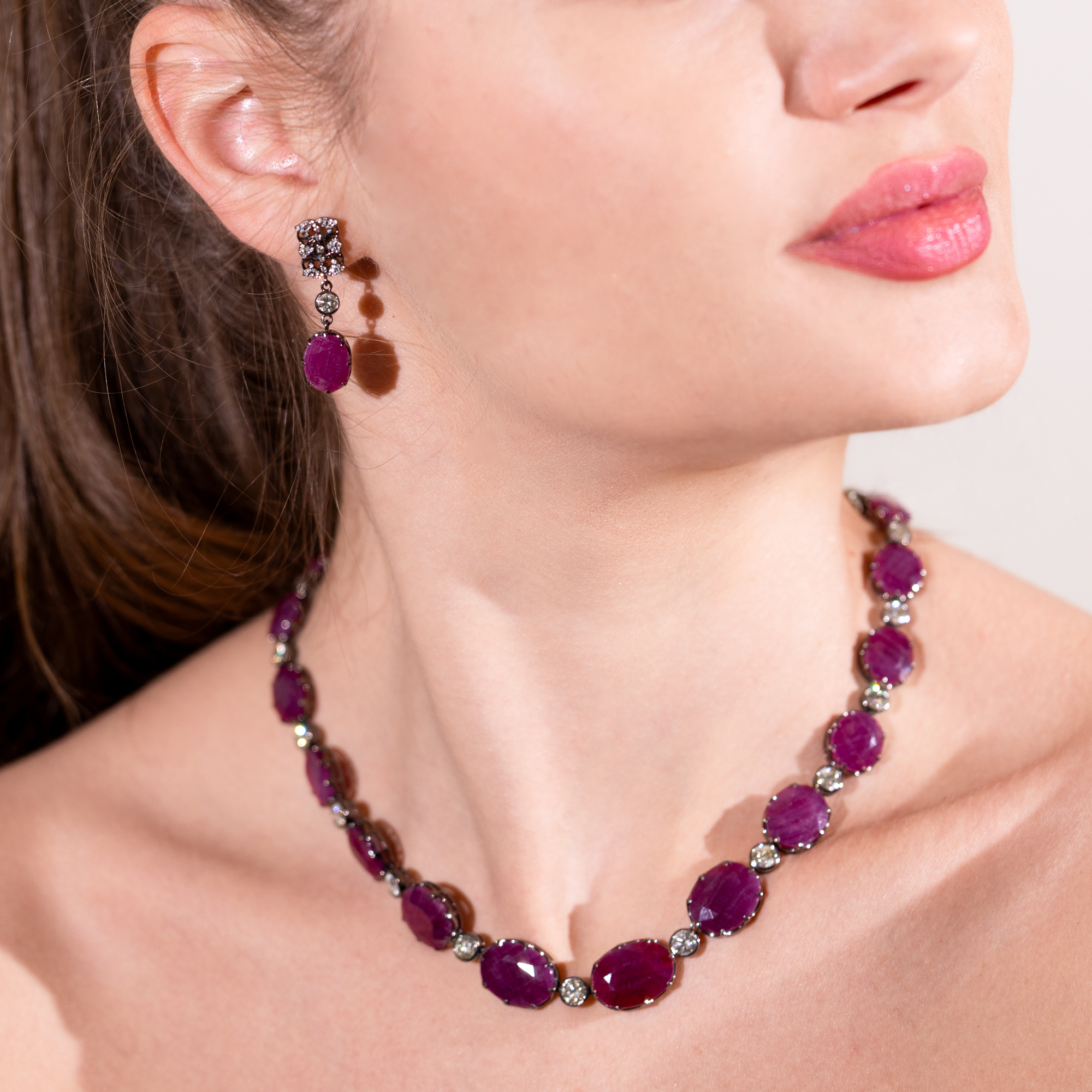 White gold set, consisting of a necklace and a pair of earrings, ornamented with rubies and diamonds