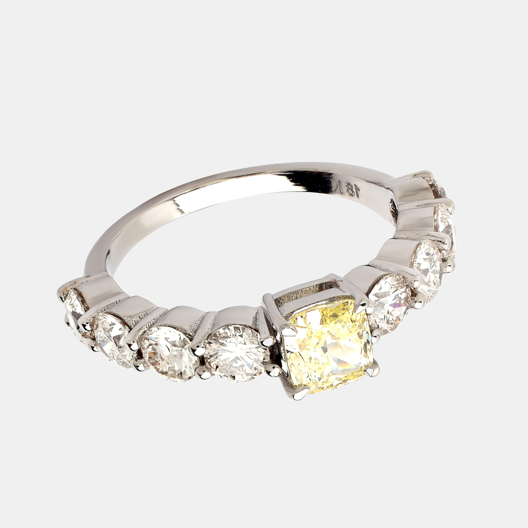 White gold ring, decorated with a central fancy yellow diamond and adjacent brilliants
