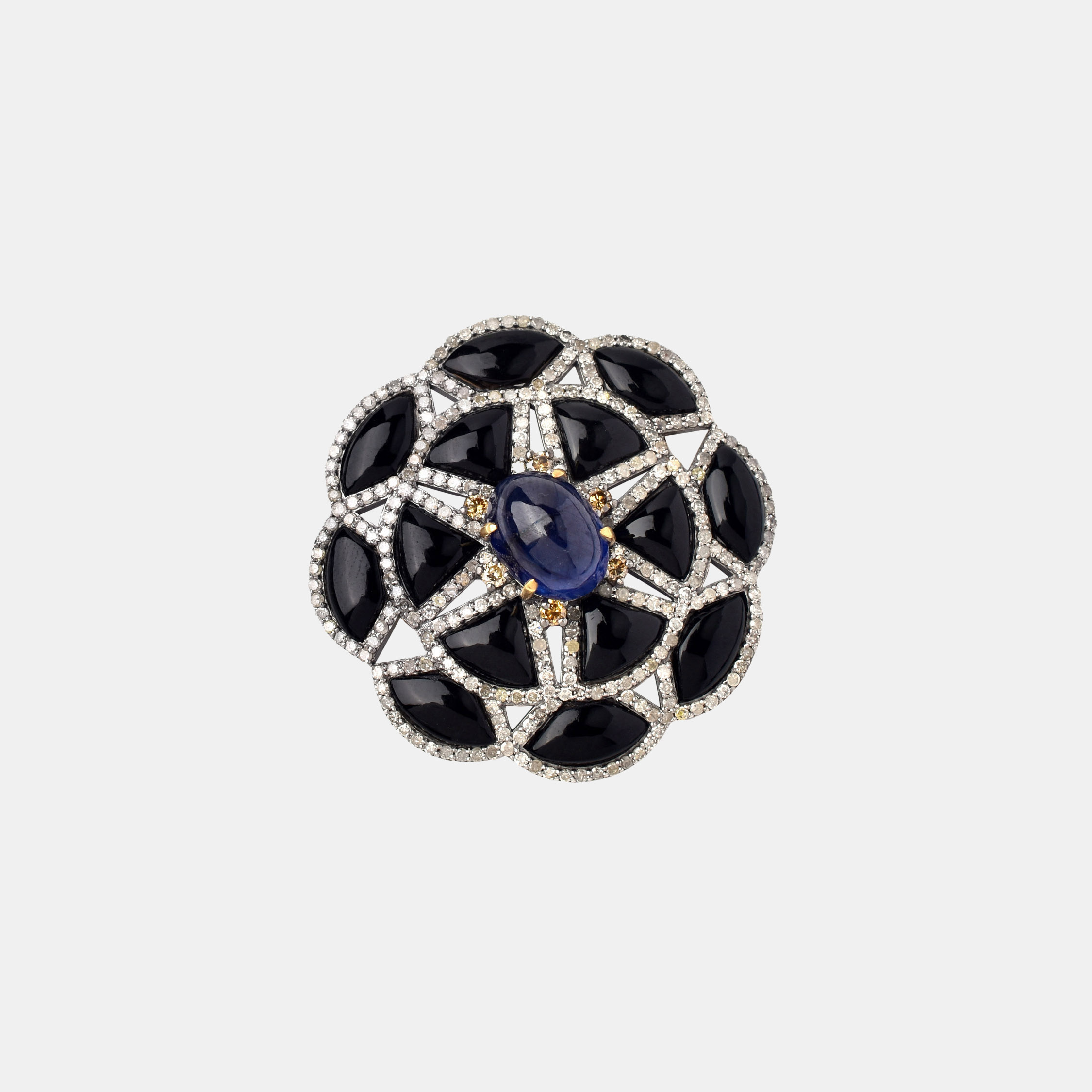 Broșă de inspirație Art Deco, din argint, decorată cu onix, diamante și safir central