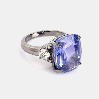 Magnificent white gold ring, decorated with a central sapphire and diamonds, accompanied by a GRS gemological certificate