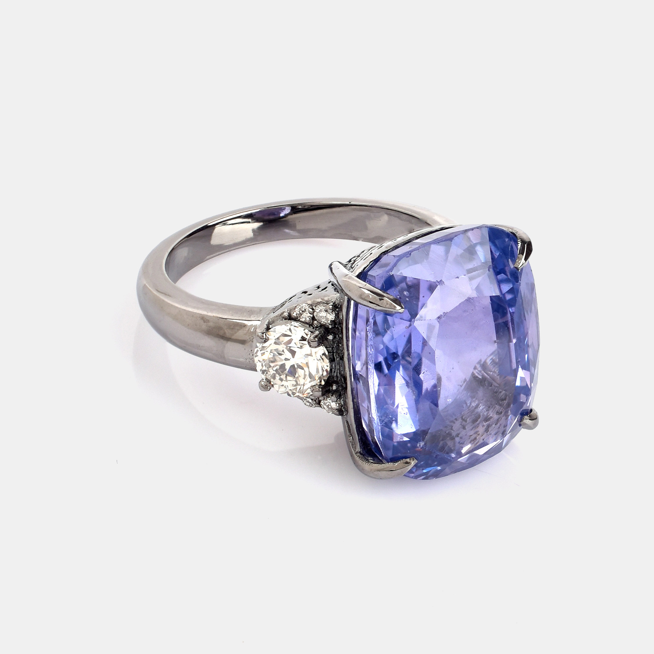 Magnificent white gold ring, decorated with a central sapphire and diamonds, accompanied by a GRS gemological certificate