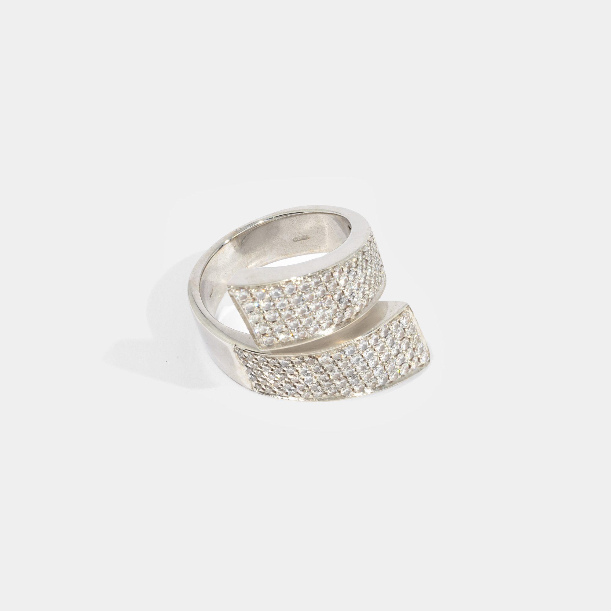 White gold ring, decorated with diamond paving
