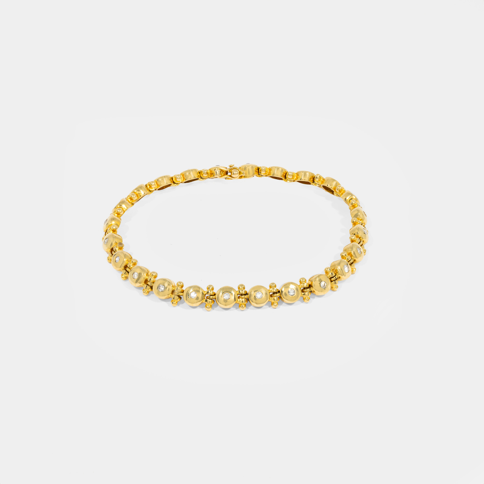 Gold bracelet decorated with diamonds