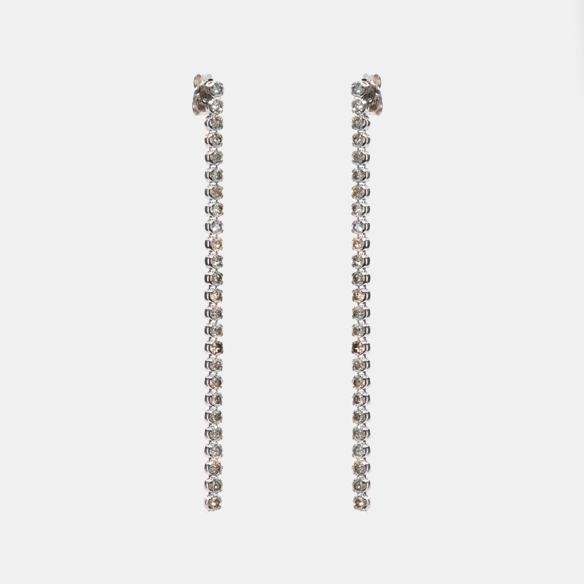 Pair of white gold earrings, decorated with diamonds, accompanied by an Antwerp Gem Report (AGE) gemological certificate