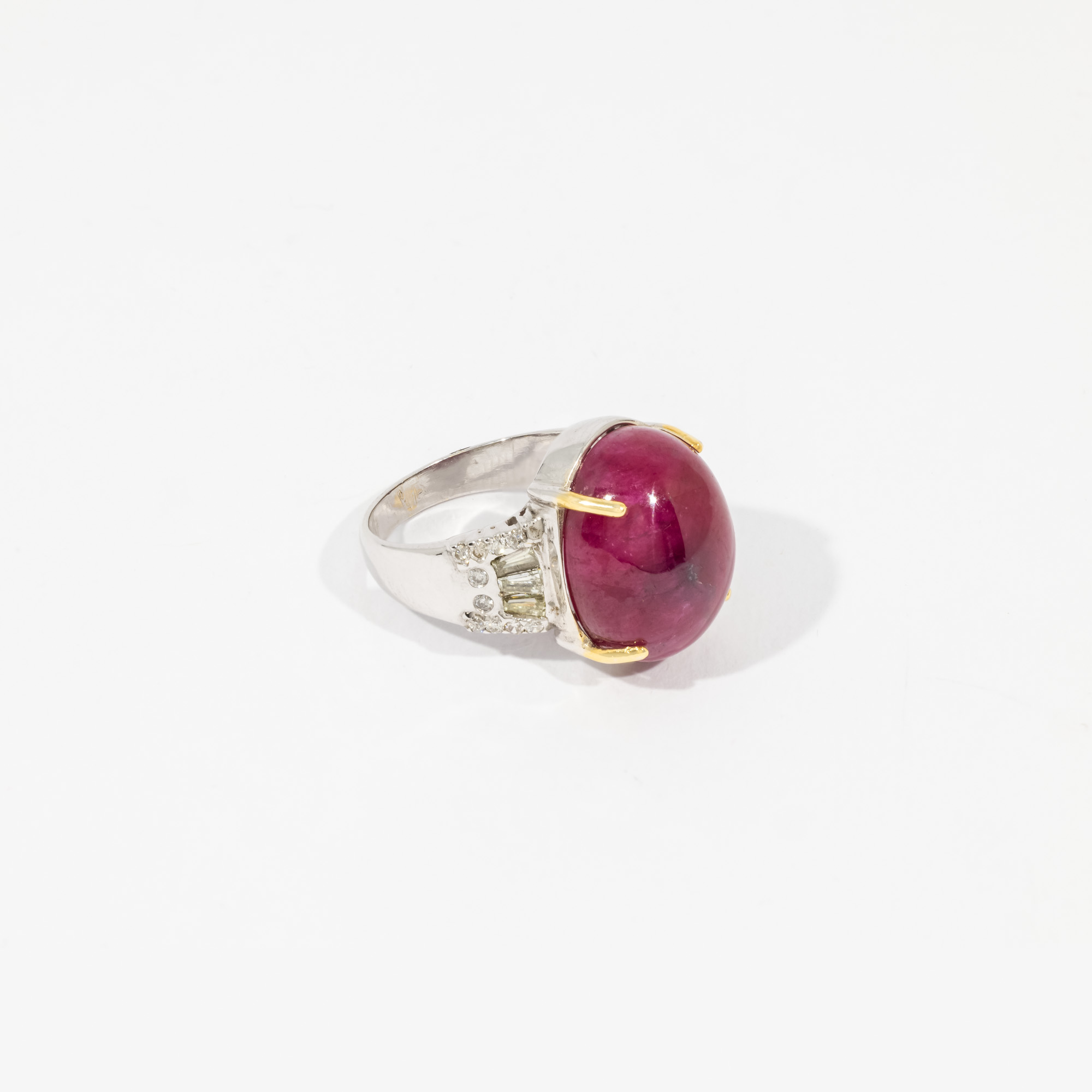 White gold ring, decorated with ruby and diamonds