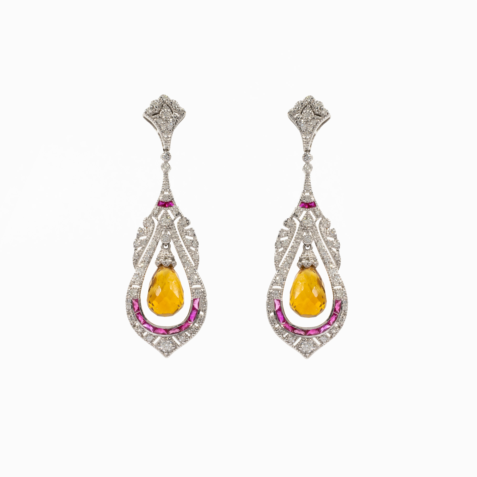 Pereche de cercei din aur alb, în manieră Art Deco, decorată cu citrine, rubine și diamante