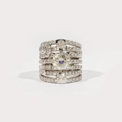 Impresionant inel din aur alb, pavat cu moisanit și șiruri de diamante 