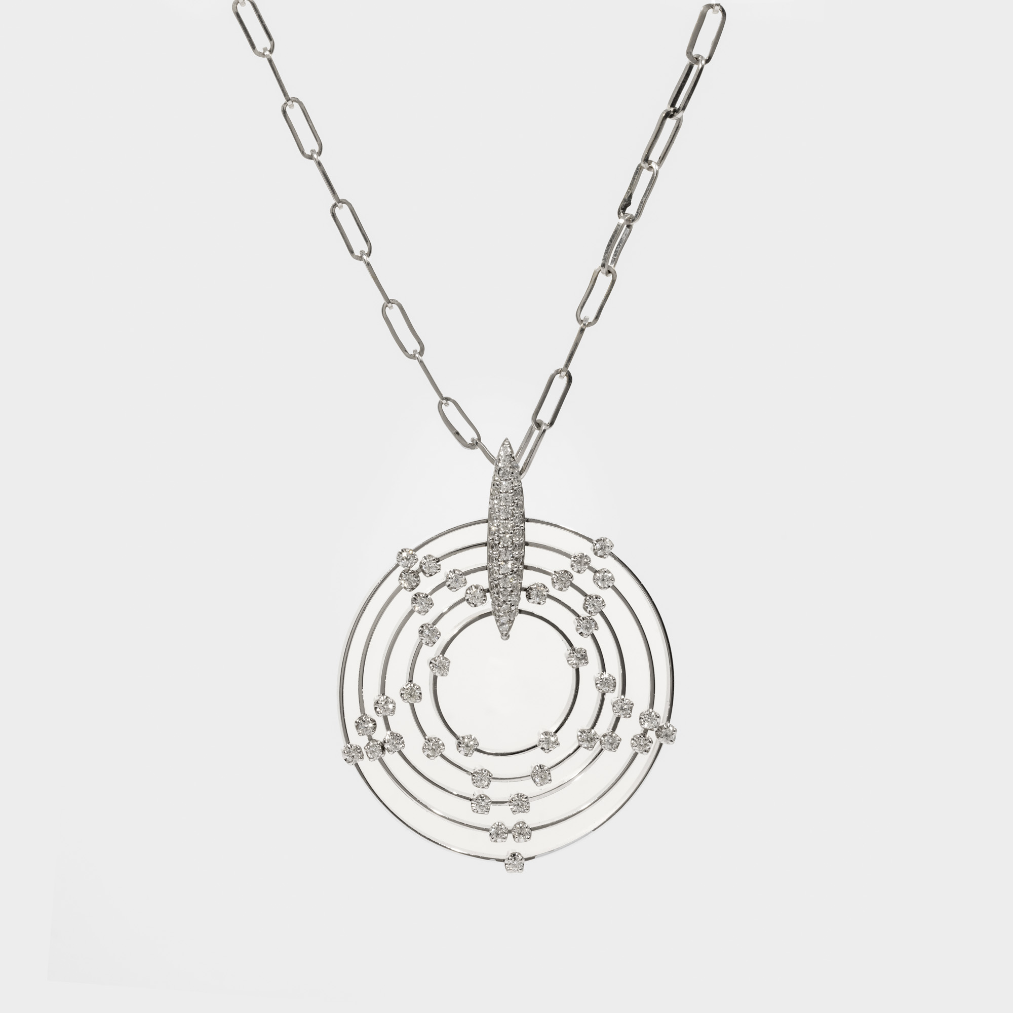 White gold chain with star-shaped pendant decorated with diamonds
