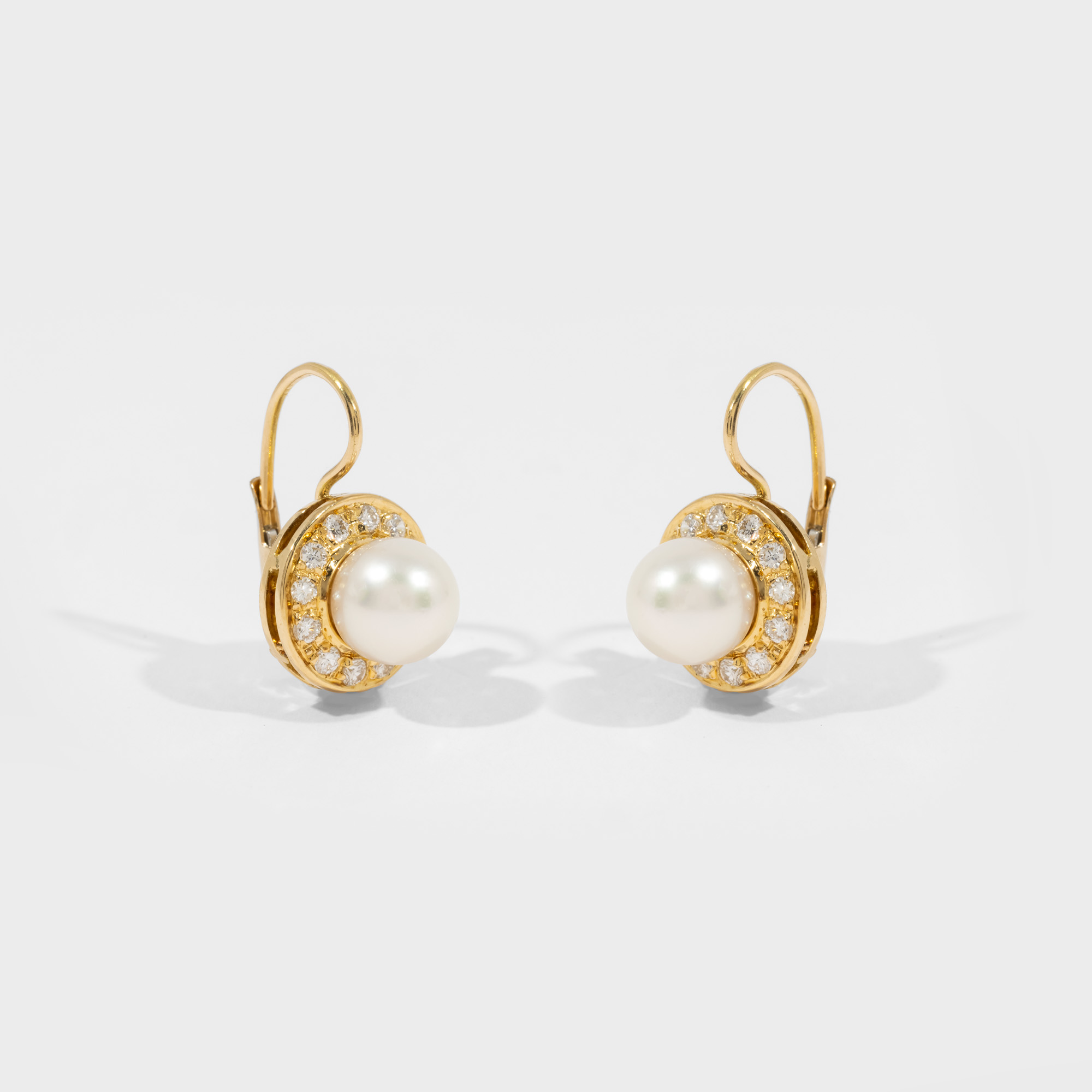 Pair of gold earrings, decorated with pearls and diamonds, accompanied by additional gemological certificate