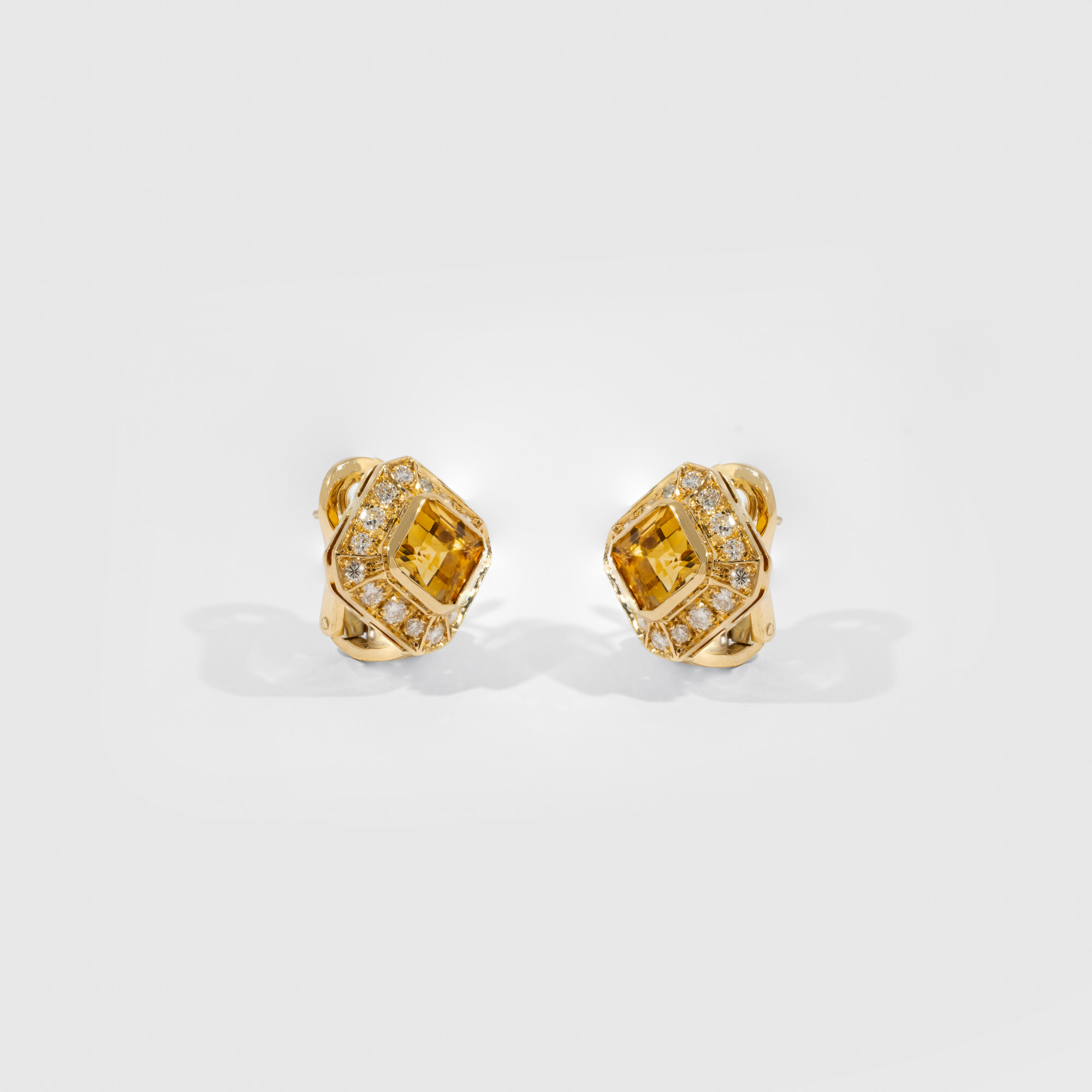 Pair of gold earrings, decorated with citrines and diamonds, accompanied by an additional gemological certificate