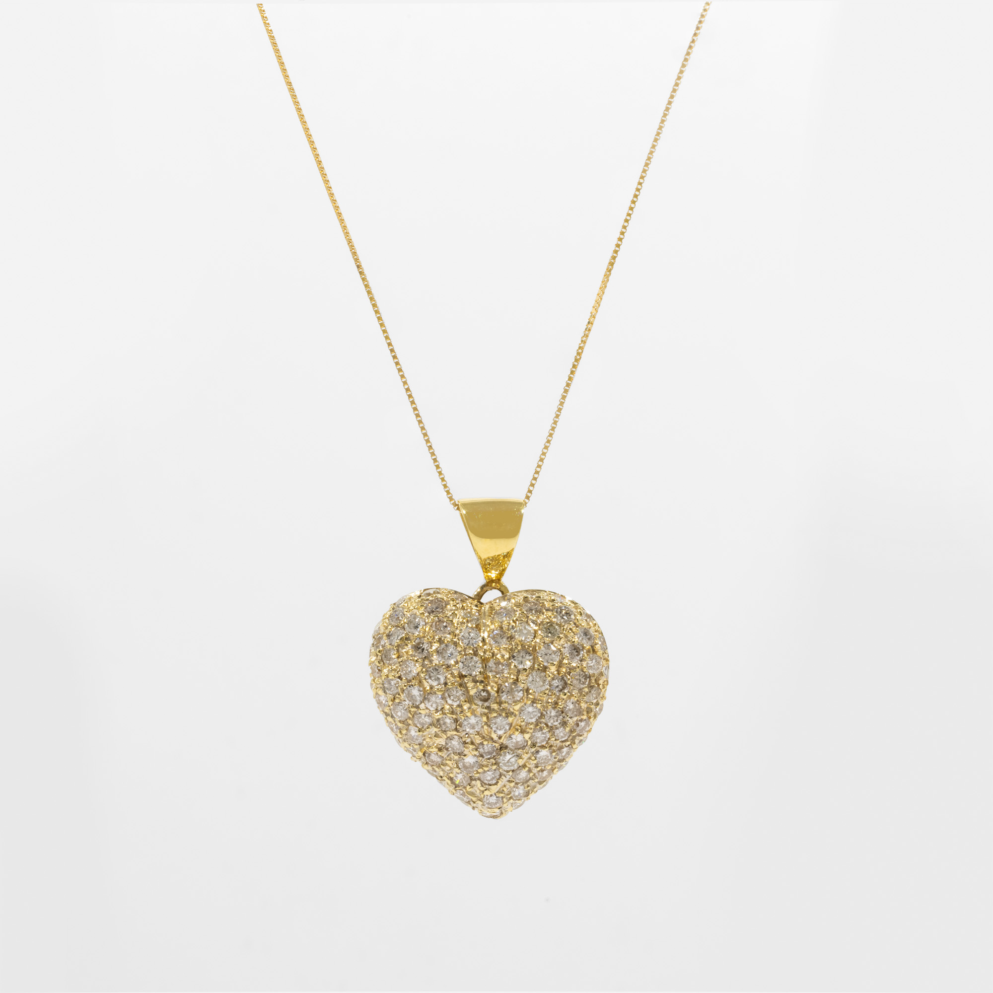Gold chain with heart-shaped pendant, encrusted with diamonds, accompanied by additional gemological certificate