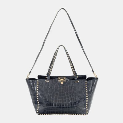 ”Rockstud” - geantă Valentino, din piele de crocodil, însoțită de pelerină de ploaie 