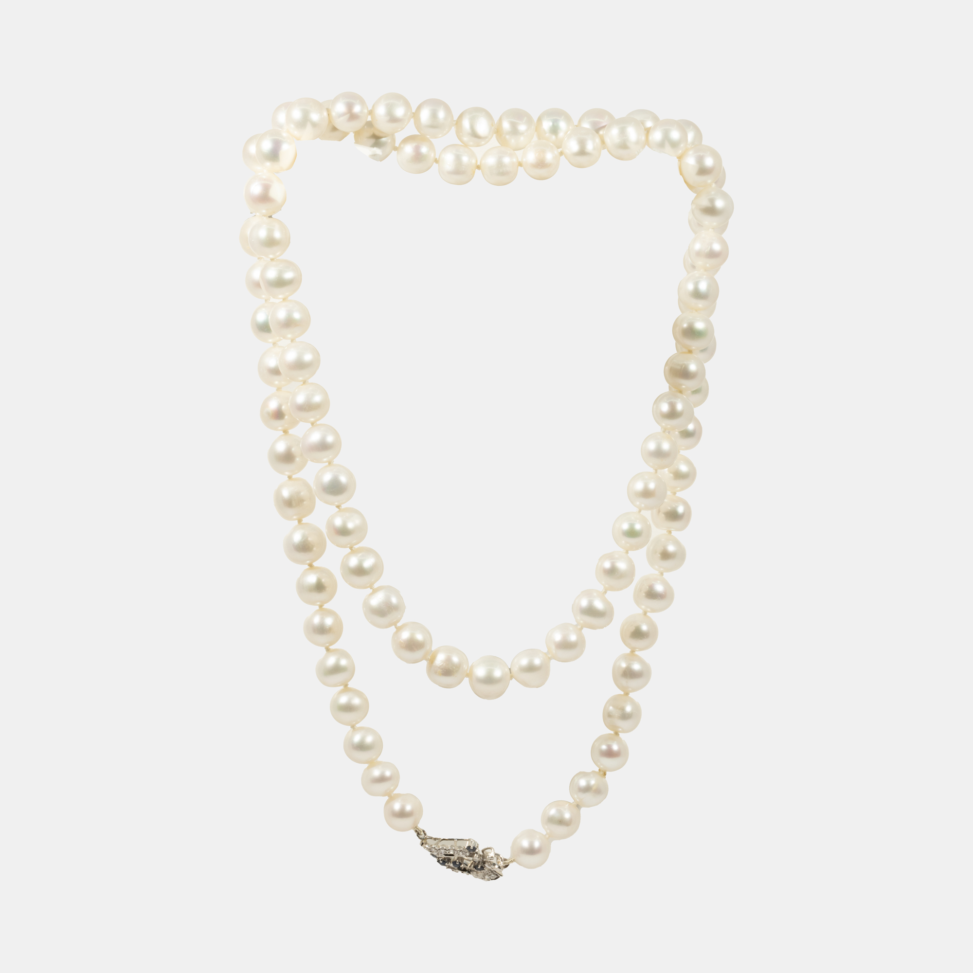 Pearl necklace with white gold clasp, decorated with diamonds and sapphires