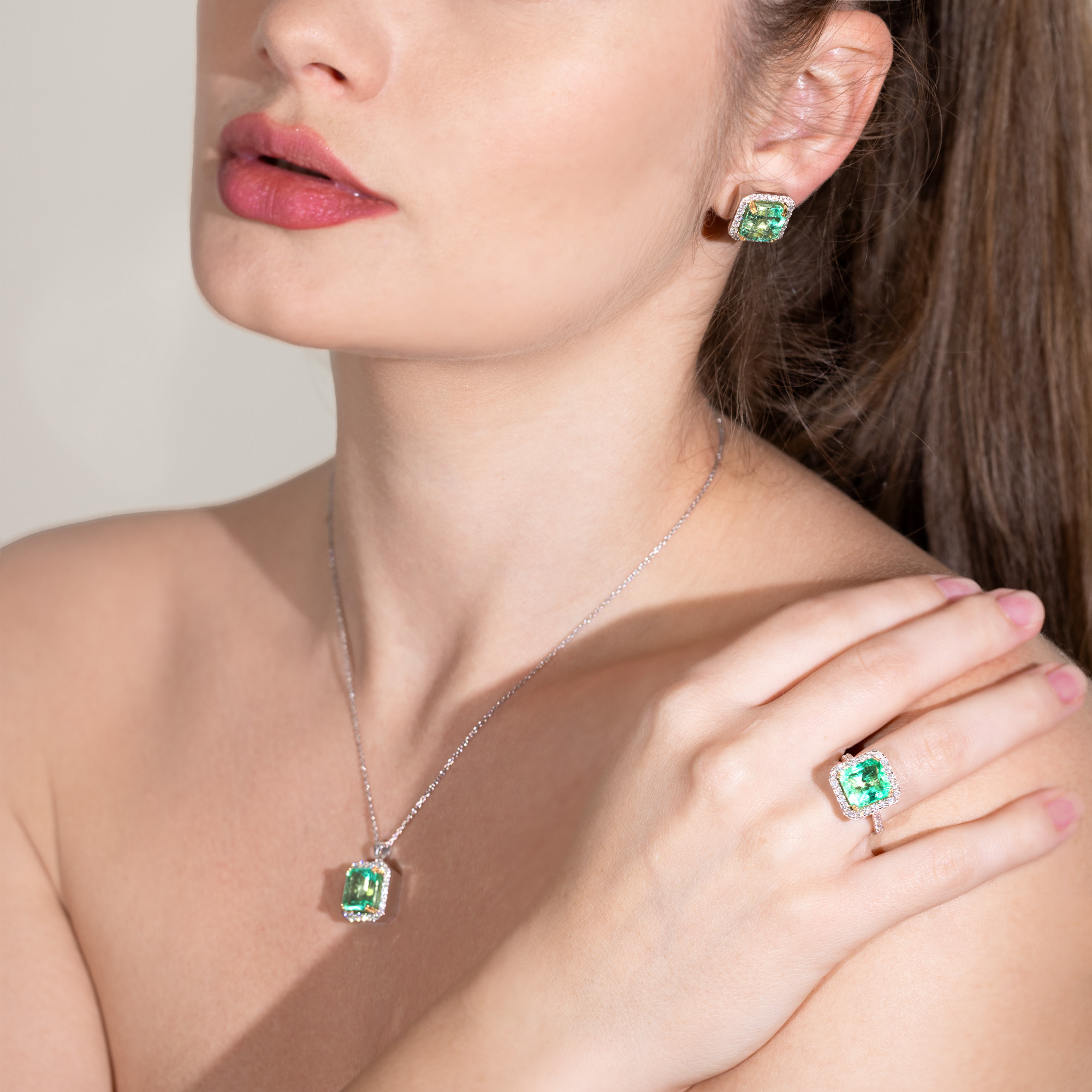 Spectacular bicolor gold set, decorated with diamonds and Colombian emeralds, accompanied by three IGI gemological certificates